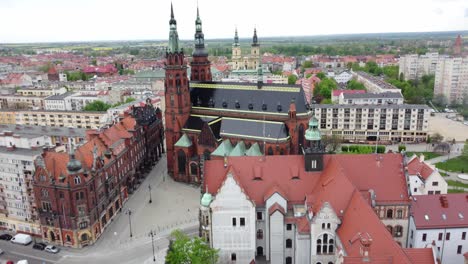 Vista-Aérea-De-La-Catedral-De-Los-Santos-Pedro-Y-Pablo-Y-El-Ayuntamiento-En-Legnica,-Polonia