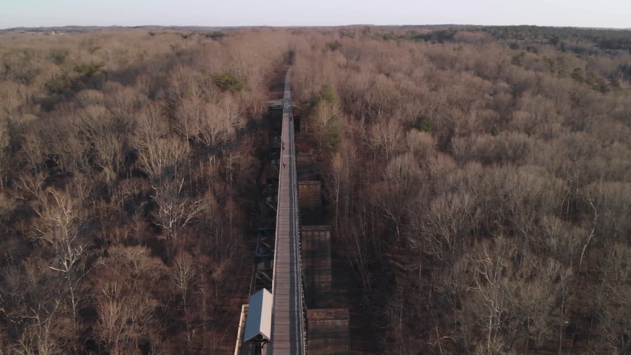 una dramática toma orbital sobre el sendero high bridge, un puente ferroviario reconstruido de la época de la guerra civil en virginia, que revela el puente, el río appomattox debajo y el valle circundante.