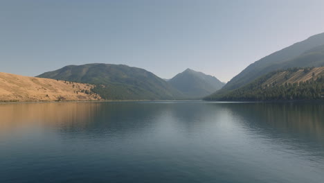 Atemberaubende-Luftaufnahmen-Von-Bergseedrohnen-Mit-Dunst-Von-Waldbränden