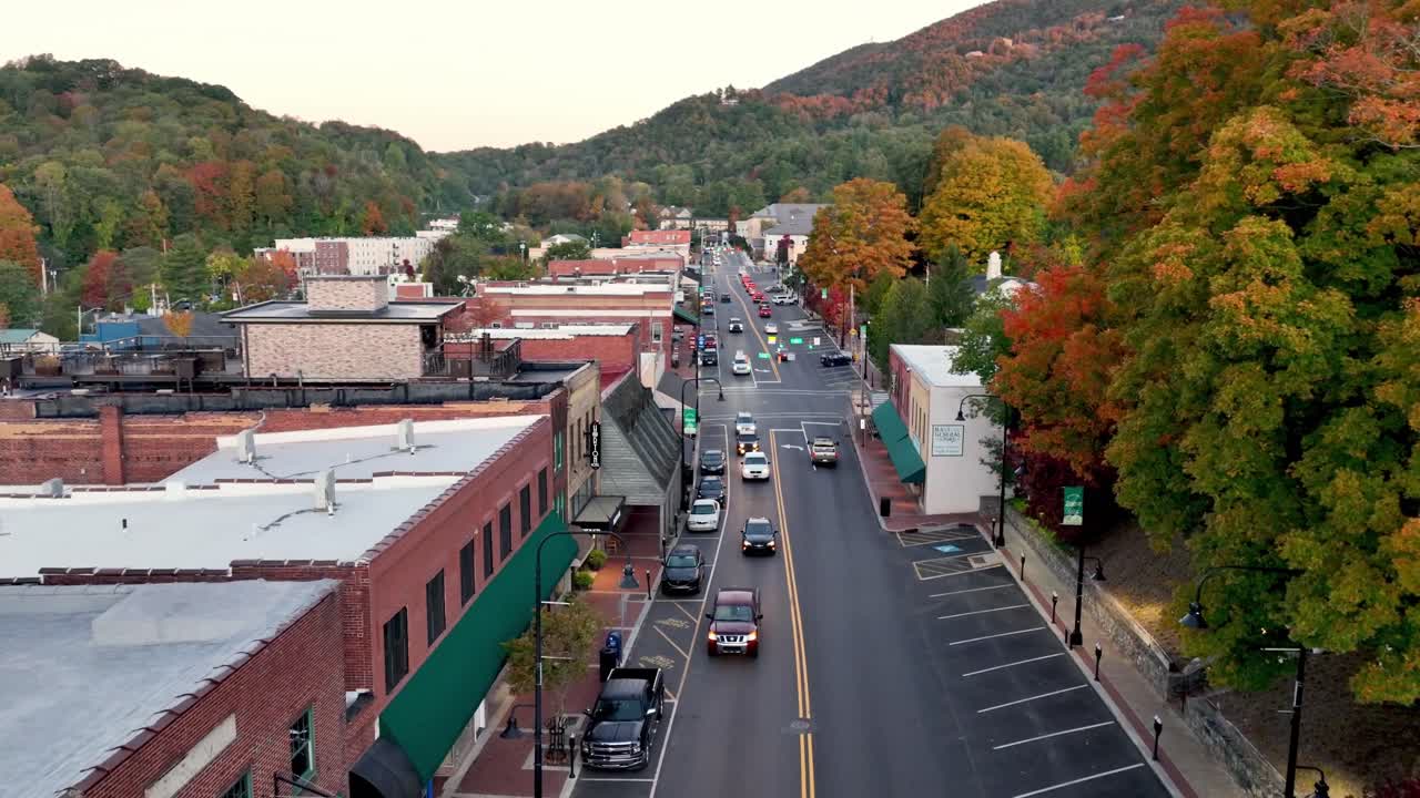 empuje aéreo a través de los arces en otoño en boone nc, carolina del norte