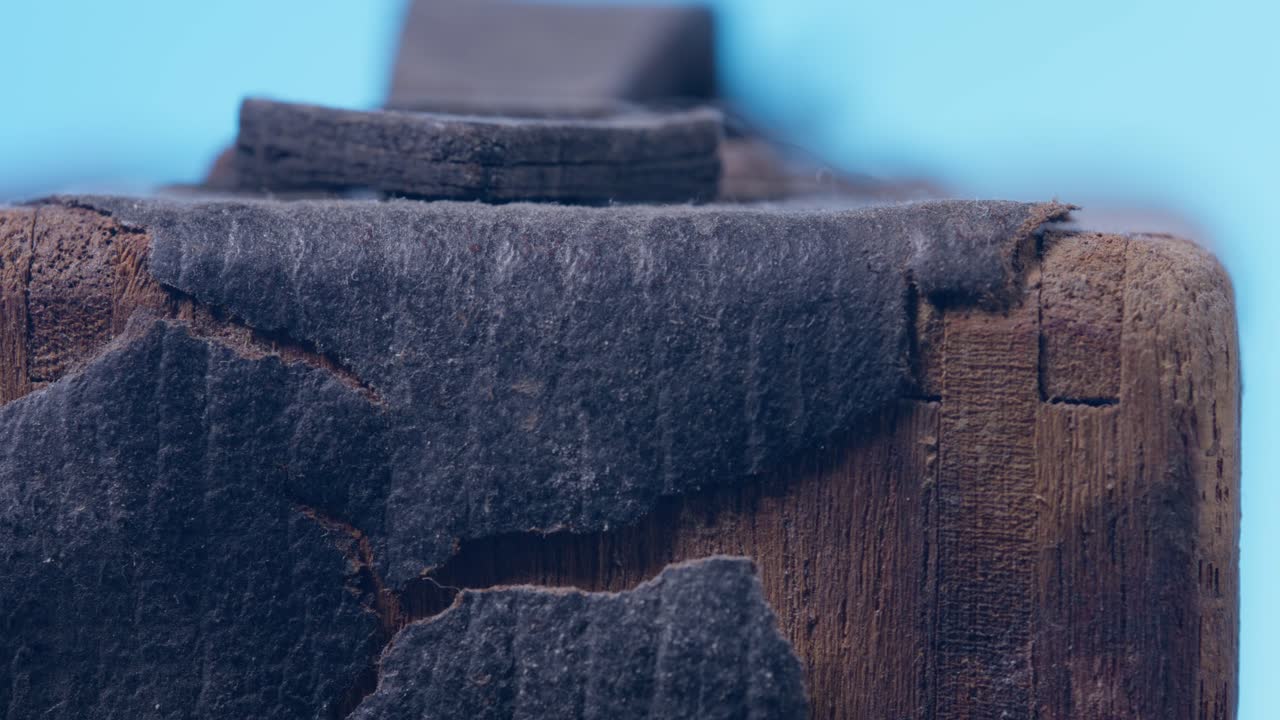 콘리 브랜드의 고대 사진 카메라로 은 장소의 클로즈업 을 찍습니다.