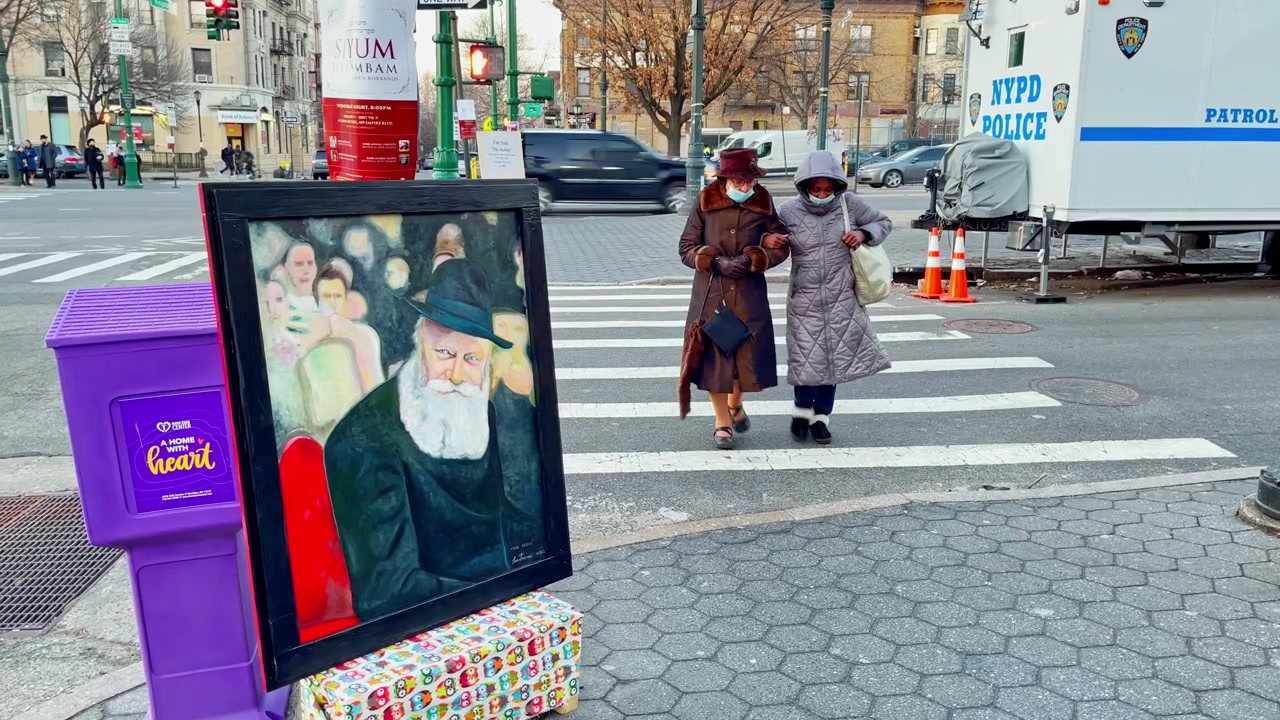New York, USA, 9 marzo 2022: Scena stradale con movimento sfocato e ritratto artistico a un incrocio cittadino. Uno scatto a lunga esposizione o con sfocatura di movimento di una strada di New York.