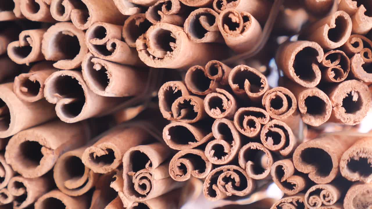 Visão em close-up de vários tabletes de canela aromática
