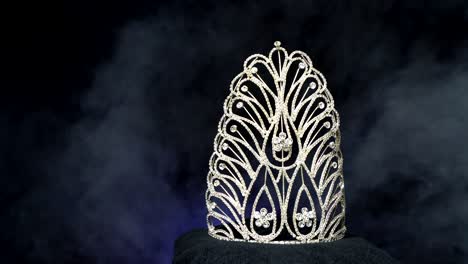 la corona de diamantes y plata del concurso de belleza