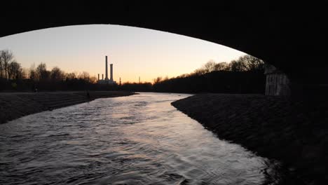 Vista-De-La-Puesta-De-Sol-De-Un-Puente-Sobre-El-Río-Isar-Munich-Alemania