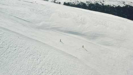 Zwei-Skifahrer-Auf-Einer-Piste-Verfolgen