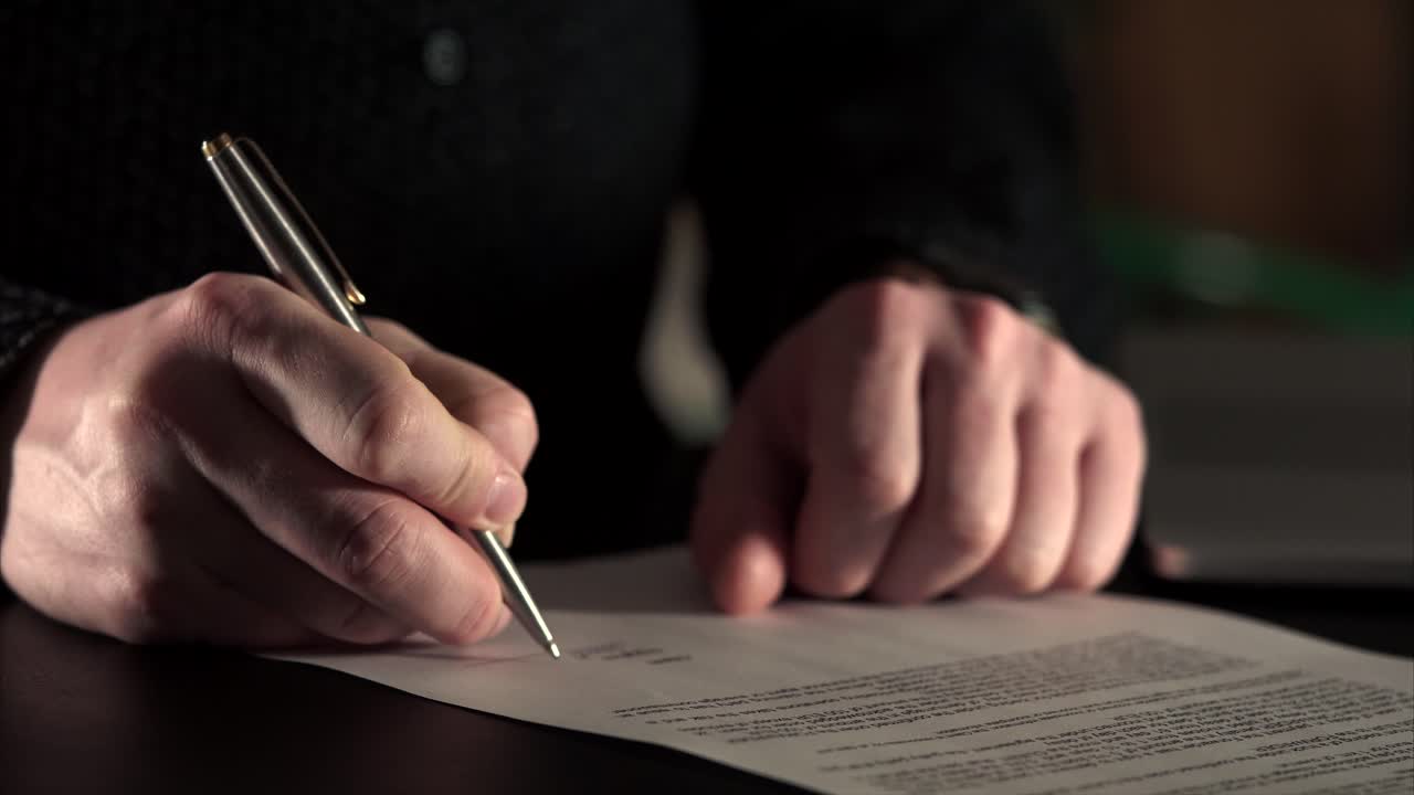 문서에 서명하는 사람