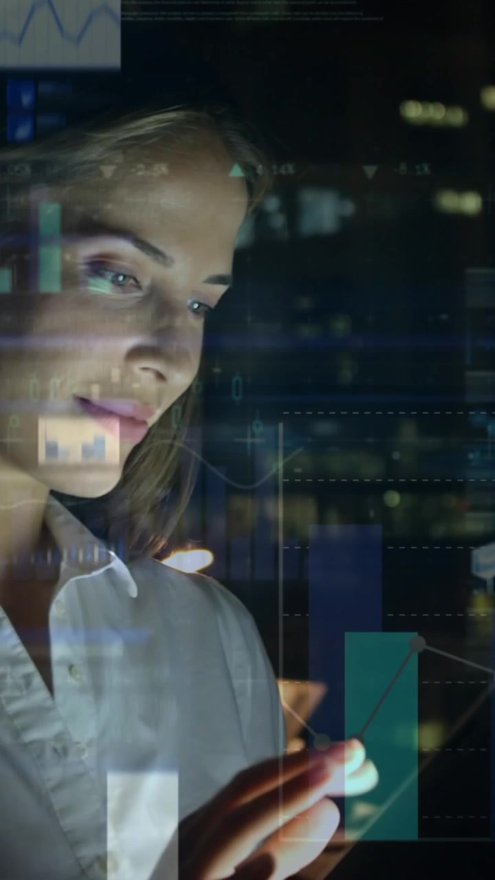 Animazione di elaborazione dati statistici su donna caucasica che usa un tablet lavorando fino a tardi in ufficio.