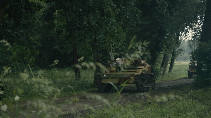 Carro armato d'epoca in una foresta