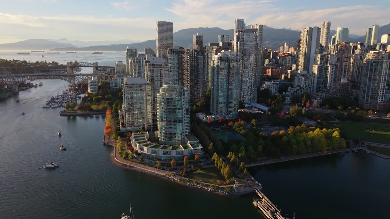Vista aérea del centro de Vancouver, Yaletown, en un día soleado de verano