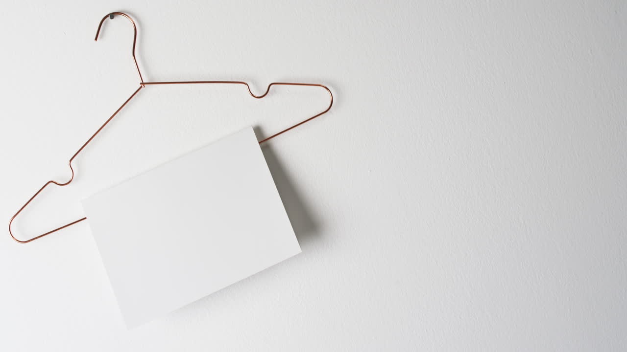 video de un libro en colgante con páginas en blanco y espacio de copia en fondo blanco