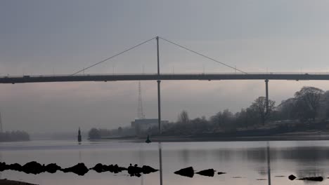 erskine-brücke von unten auf dem fluss clyde