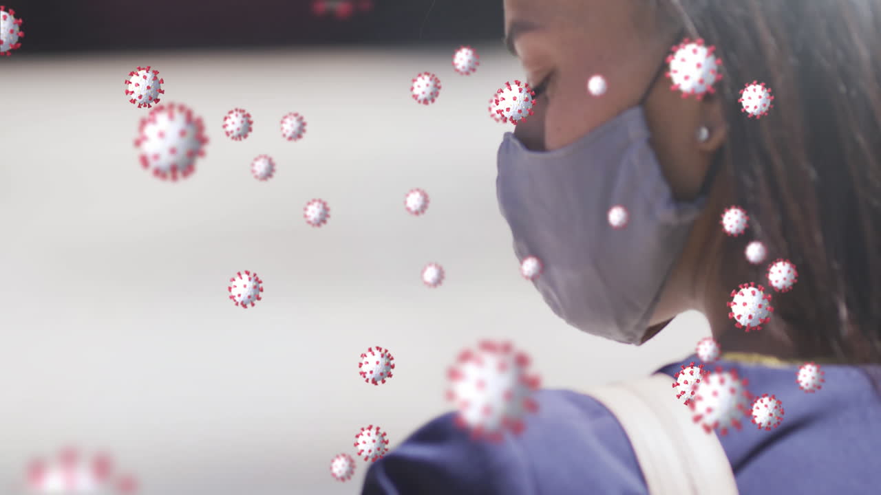 여러 개의 코로나19 세포가 거리에서 마스크를 쓰고 있는 여성을 향해 떠다니고 있습니다.