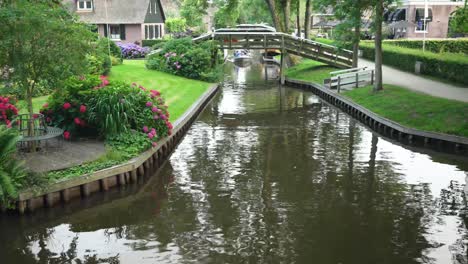 vista del canal que atraviesa el parque en una zona residencial.