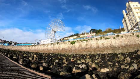 desmantelamiento de la atracción de la noria del muelle de llandudno al final de la temporada de turismo 2021 lapso de tiempo