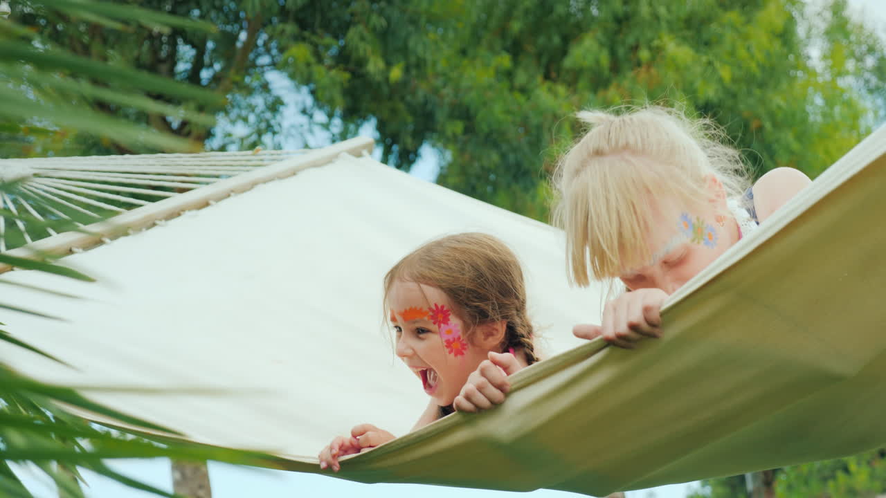 смешные детские праздники на берегу моря дети резвятся играют на гамаке