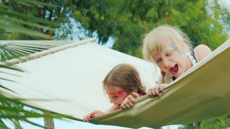 Lustiger-Kinderurlaub-Am-Meer-Kinder-Tummeln-Sich-In-Der-Hängematte