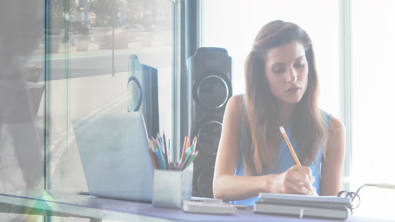 animación de una mujer de negocios caucásica en la oficina sobre la gente caminando y el paisaje urbano