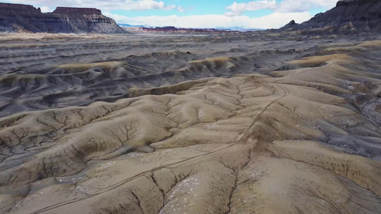 웨인 카운티의 바위산과 함께 계곡의 그림 같은 풍경
