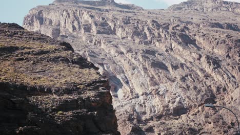 un camino pintoresco que conduce al encantador valle
