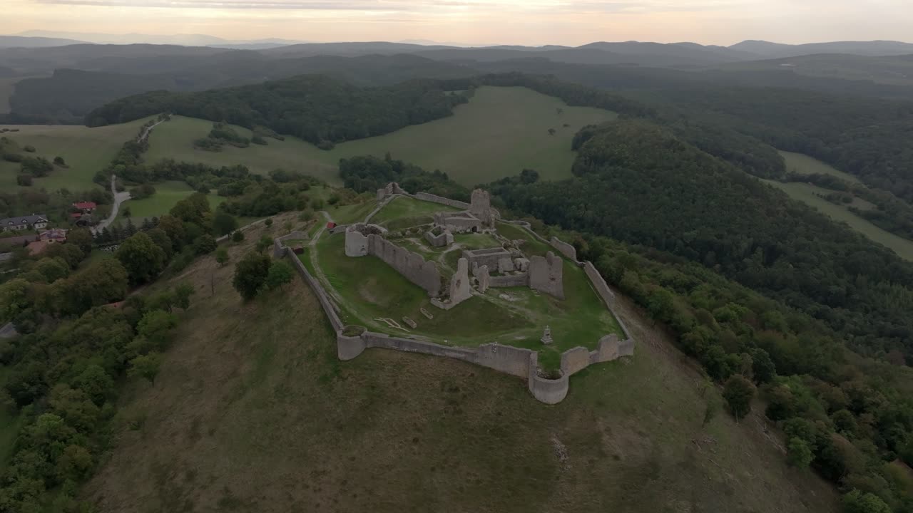 Scatto aereo con drone delle rovine del Castello di Branč che si ergono nella campagna dorata