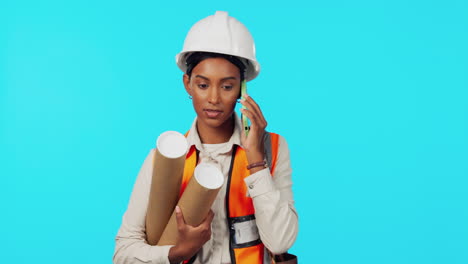 mujer, arquitecto y llamada telefónica en la construcción
