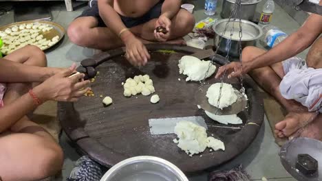 El-Personal-Prepara-Dulces-Bengalíes-Al-Estilo-Tradicional-En-Una-Antigua-Tienda-En-Kolkata