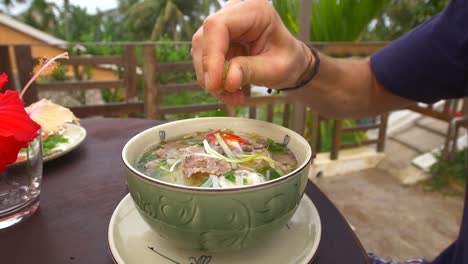 라면 국수 접시에 라임 짜기