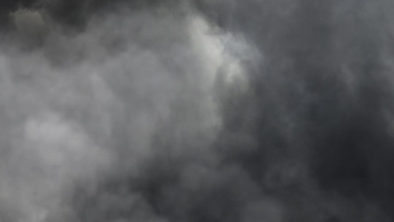 어두운 구름과 번개 배경