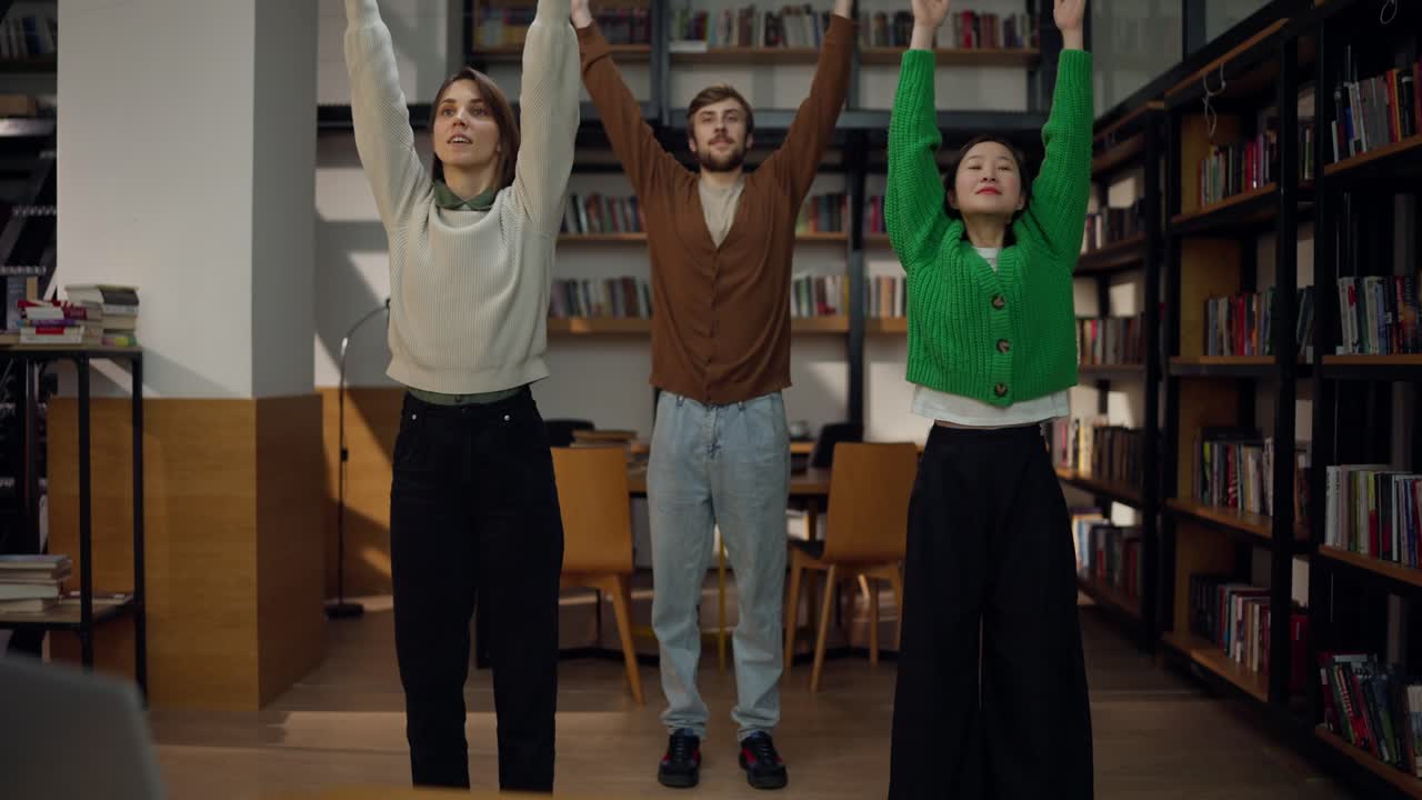 sesión de meditación o yoga en grupo en una biblioteca