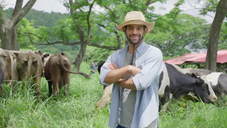 un granjero sonriente en un campo con vacas