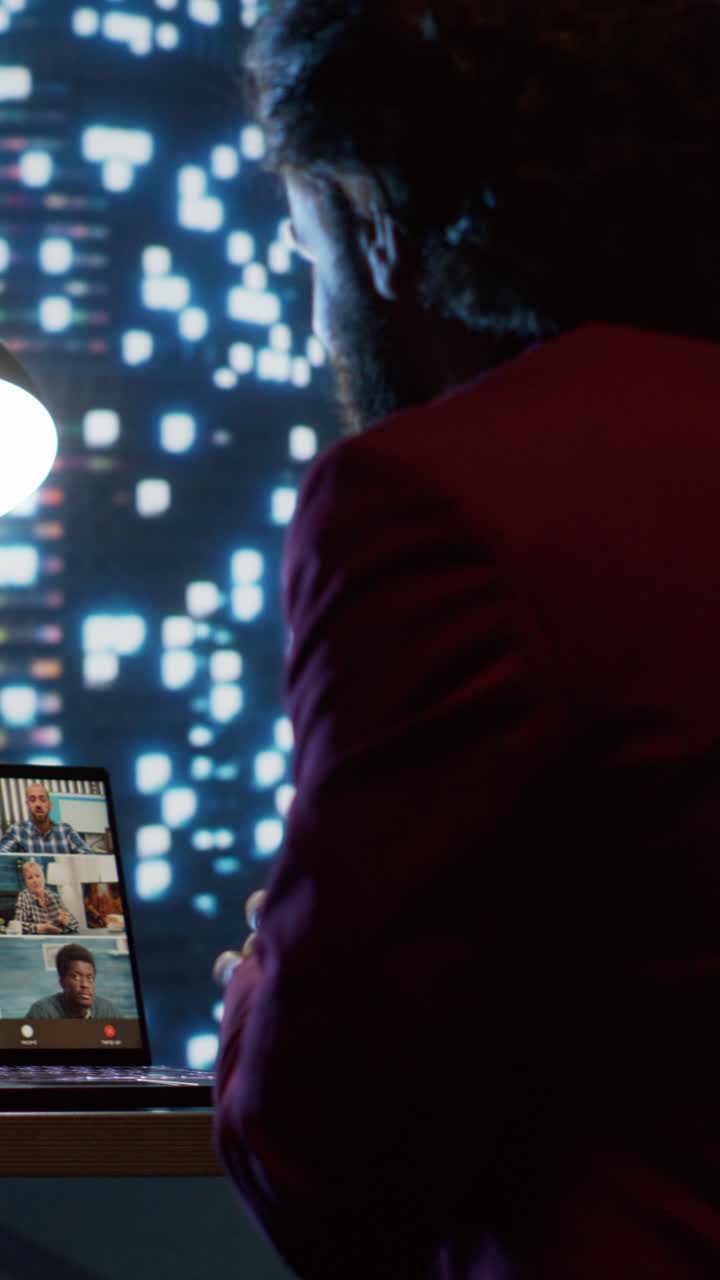 Gli azionisti e il CEO di Vertical Video si incontrano in videochiamata per parlare del budget