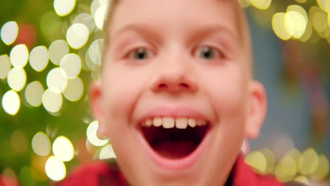 joven abre su regalo de navidad lleno de emoción y alegría