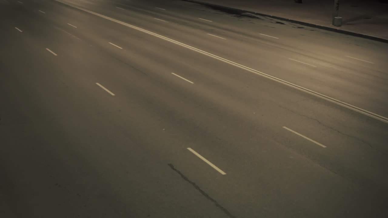 пустая городская улица ночью