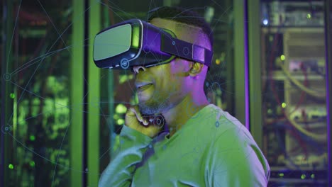 animación de procesamiento de datos, hombre afroamericano ingeniero informático en gafas de realidad virtual y servidores informáticos