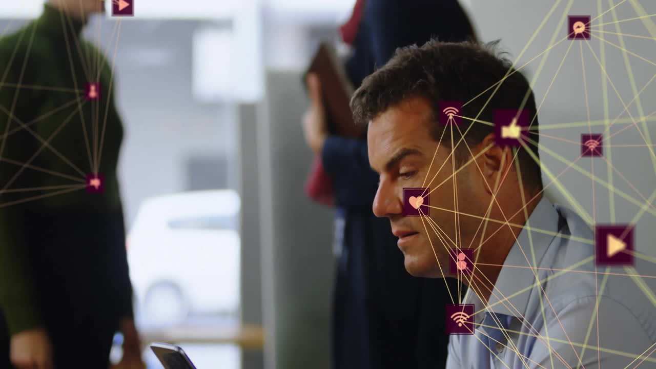 animación de iconos conectados globos sobre hombre caucásico desplazamiento en el teléfono inteligente