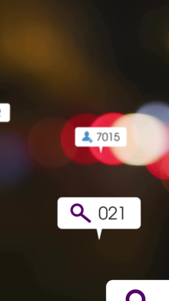 Video verticale: Badge UI con aggiornamenti dati in tempo reale, che fluttuano su effetto bokeh, mostrando metriche di marketing
