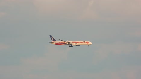 avión comercial volando a través del cielo azul