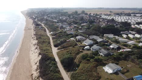 hemsby pueblo costero norfolk inglaterra casas en peligro de erosión costera imágenes de drones 4k