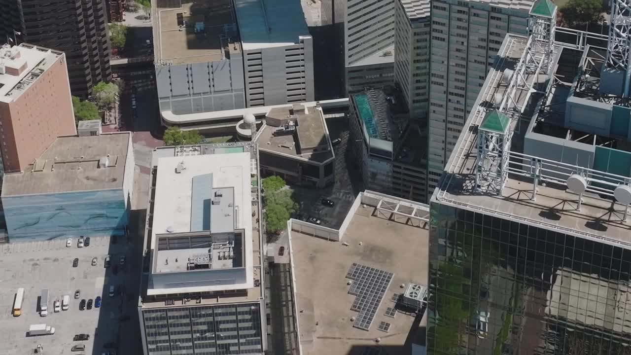 Vista aérea do centro de Dallas com edifícios e telhados no Texas