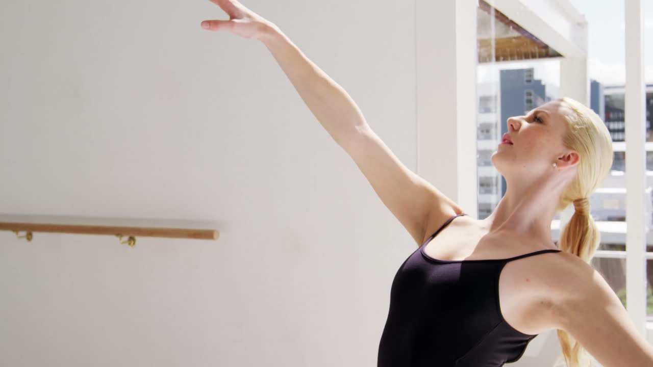 bailarina practicando danza de ballet