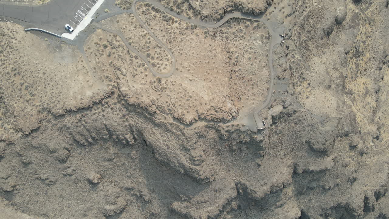 사막 풍경을  ⁇ 처하는 드론 영상