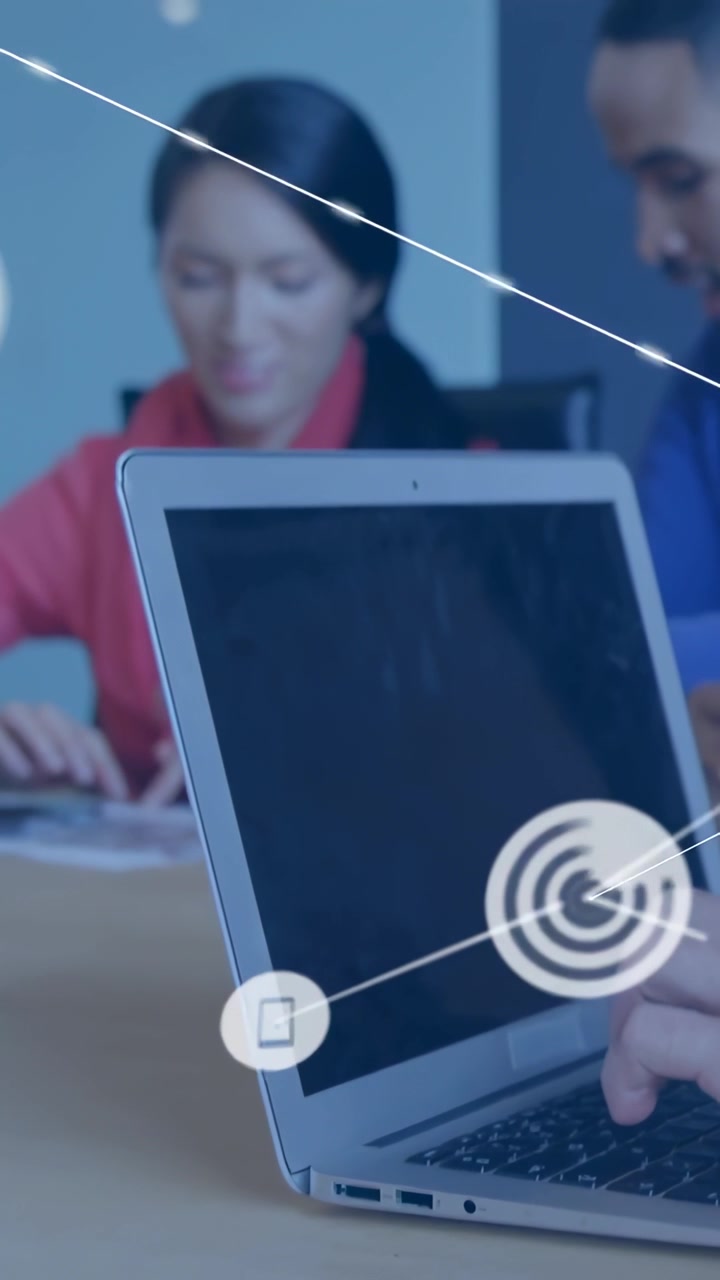 Video verticale: Team che controlla documenti mentre un uomo tocca un laptop, facendo apparire icone che mappano una rete tecnologica