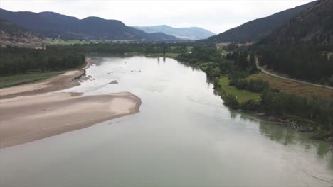 加拿大英屬哥倫比亞省卡姆魯普斯附近的南湯普森河 (south thompson river) 的風景,有沙灘,松樹林和舒斯瓦普路 (shuswap road) 的景色