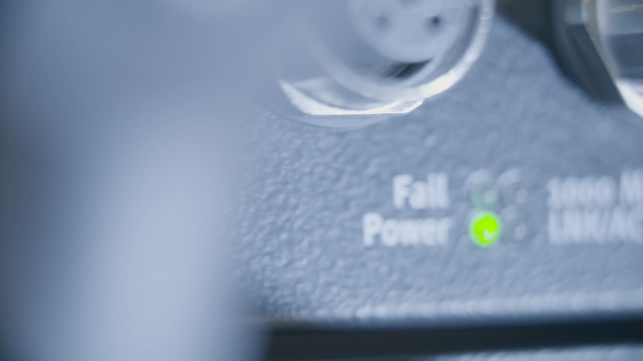 연결 상태를 나타내는 반이는 표시등이 있는 활성 네트워크 장치의 클로즈업