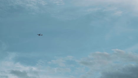 Un-Avión-Está-Volando-En-El-Cielo