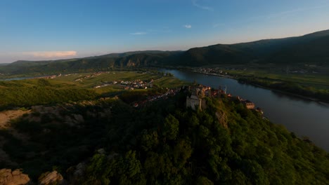 Fpv-Bajo-Sobre-Las-Ruinas-Del-Castillo-Histórico-Ubicado-En-La-Cima-De-La-Montaña,-Dürnstein,-Austria