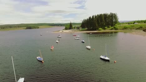 Barcos-Alineados-En-Los-Amarres-En-El-Lago-Brenig-Gales-Del-Norte