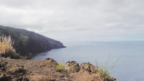 vista de la costa con acantilados y colinas cubiertas de hierba