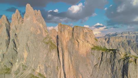 Vista-Aérea-Volando-A-Través-De-Impresionante-Seceda-Iluminada-Por-El-Sol-Tirol-Del-Sur-Pendiente-Verde-Cresta-De-La-Montaña